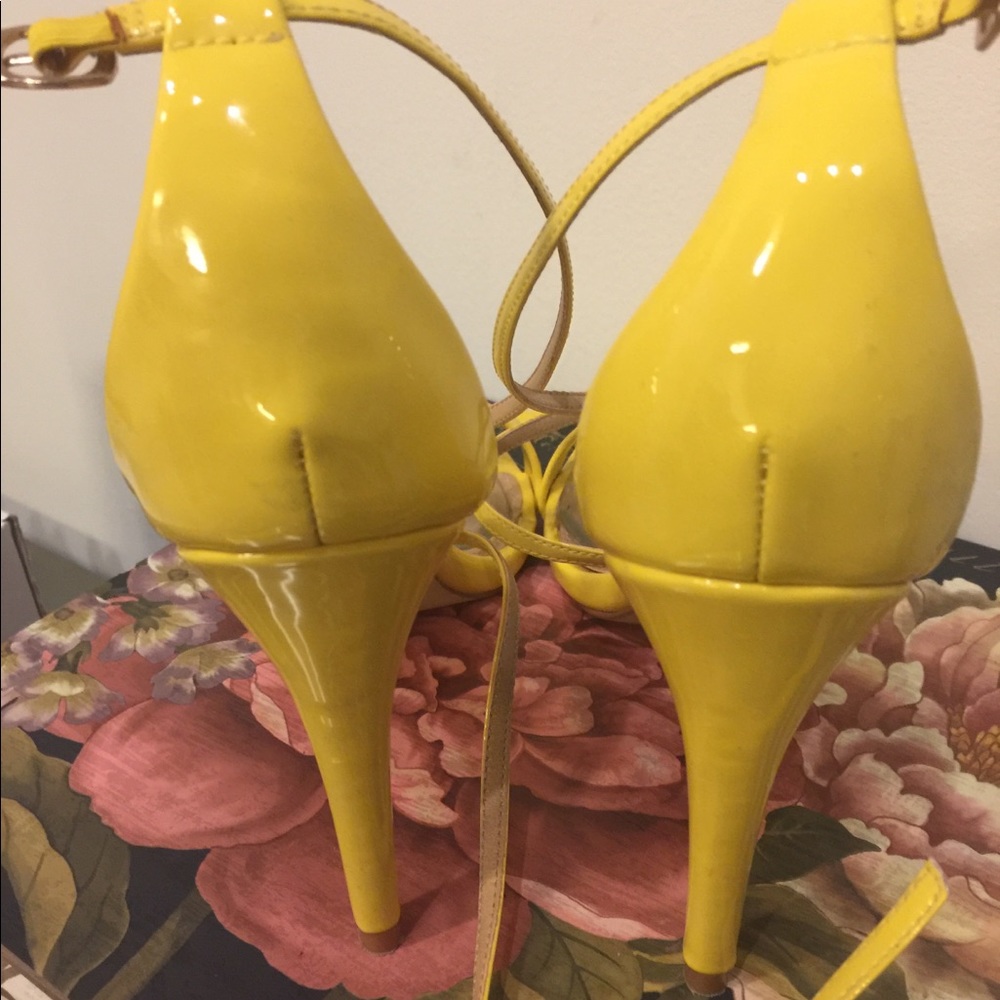 Steve Madden (Yellow) - Picture 4 of 6